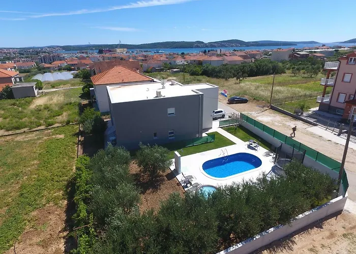 Initium,heated Pool Season טרוגיר