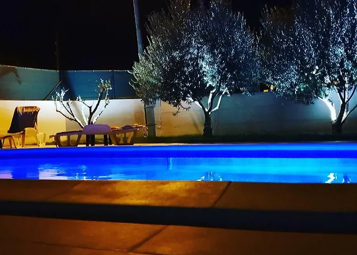 Initium,heated Pool Season טרוגיר